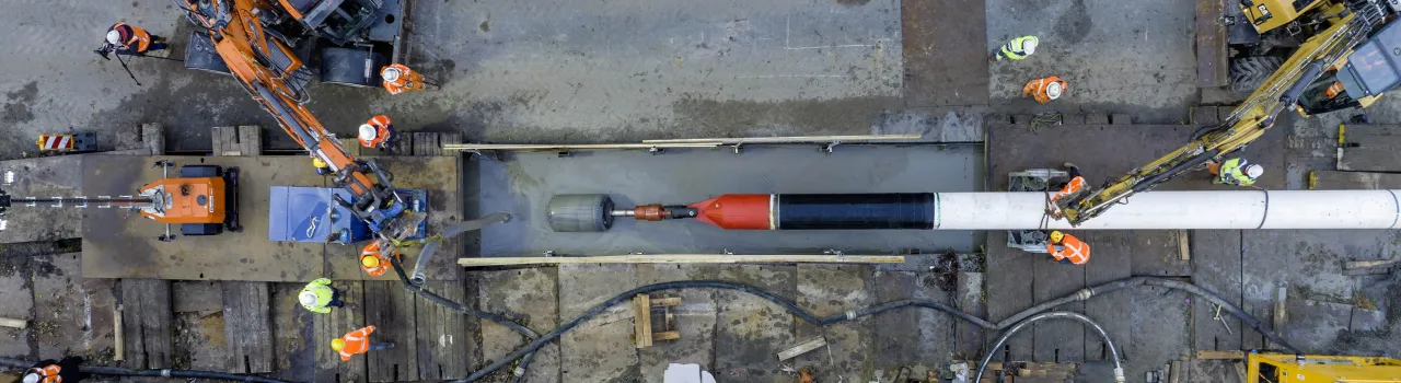 Bovenaanzicht van een werkplek waar energie-infrastructuur wordt gebouwd